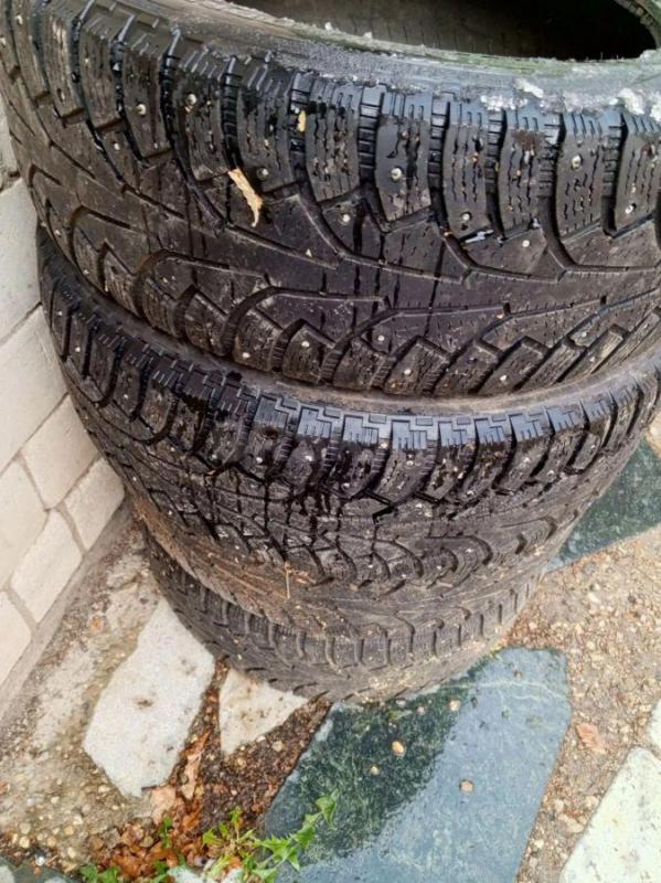 Продам Nokian Hakkapeliitta 5 
225/60R17 в нормальном состоянии, шипы есть, но не все. - Орск