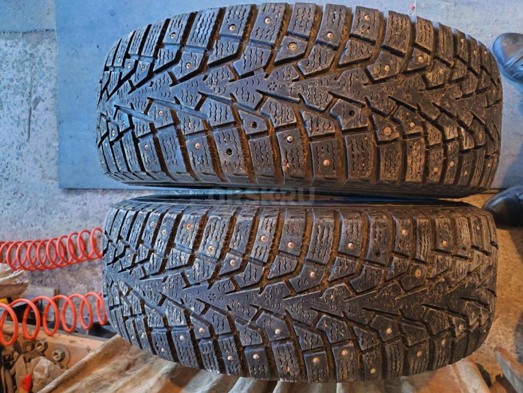Продам две зимние шипованные шины Maxxis Arctictrekker NP3, размер 215/65R16, шины без ремонтов, цен - Орск