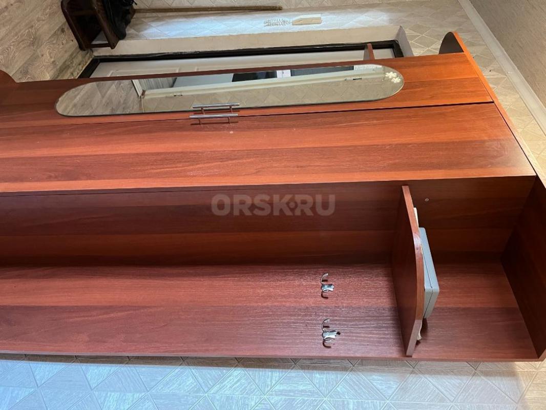 Продам шкаф в коридор,  цена 4000 руб., Размеры: высота 2,05 м., ширина 1,3 м., глубина 0,35 м. - Орск