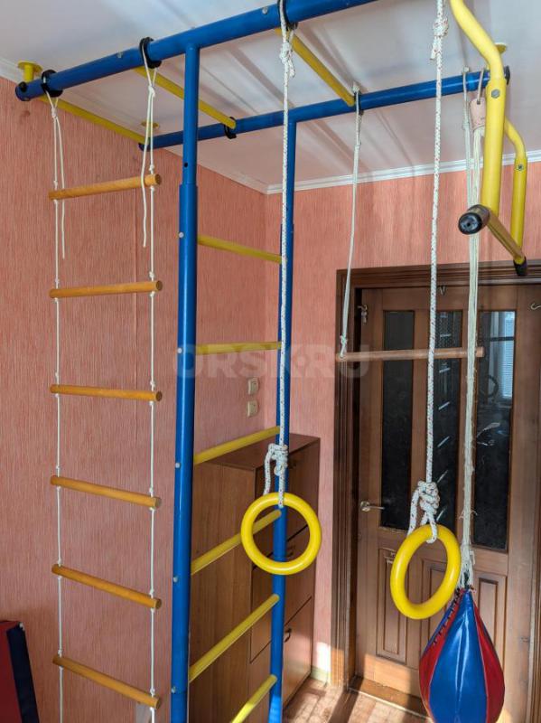 Продам детский спортивный уголок вместе с гимнастическим матом (50*100*7 см) и боксерской грушей, ко - Орск