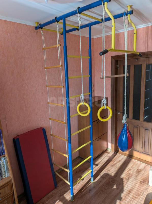 Продам детский спортивный уголок вместе с гимнастическим матом (50*100*7 см) и боксерской грушей, ко - Орск