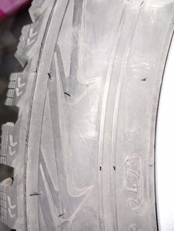 Продам шины зимние шипованные nordman 5   размерностью 205/55R16 с оригинальными штампованными диска - Гай