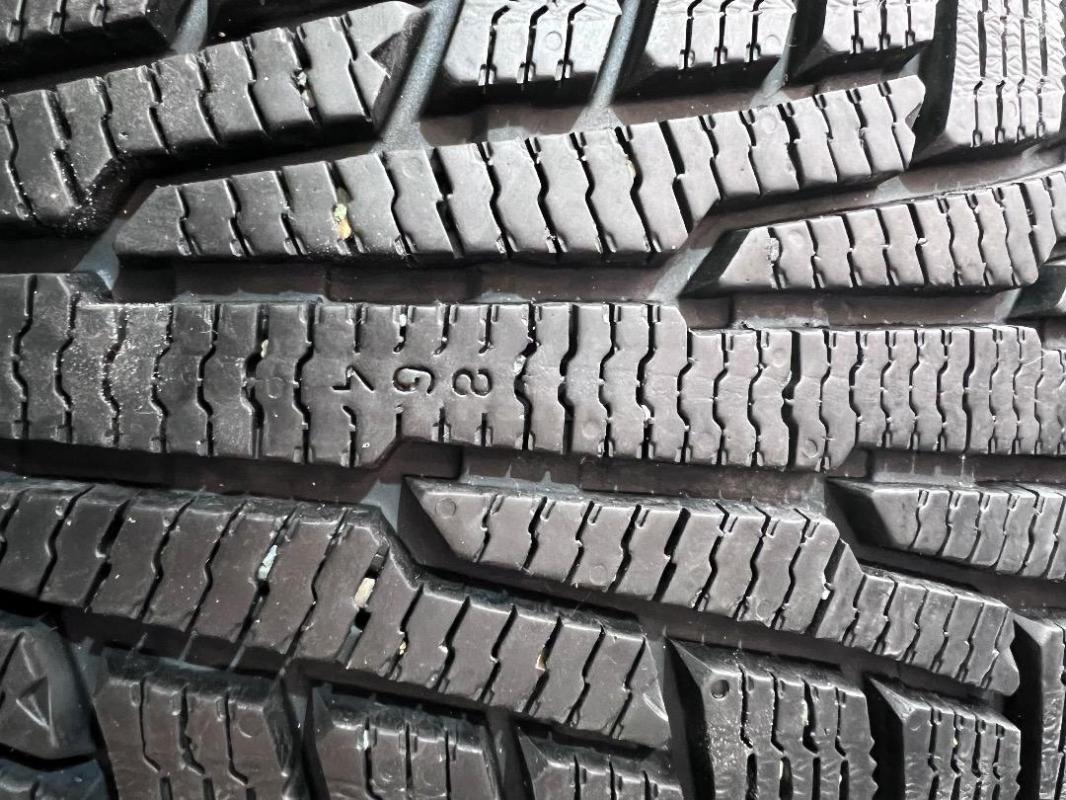 Продам шины 215/65R16 липучка айкон пробег 700 км 25000₽ и шиповатая резина BF Goodrich 215/65R16 в - Орск