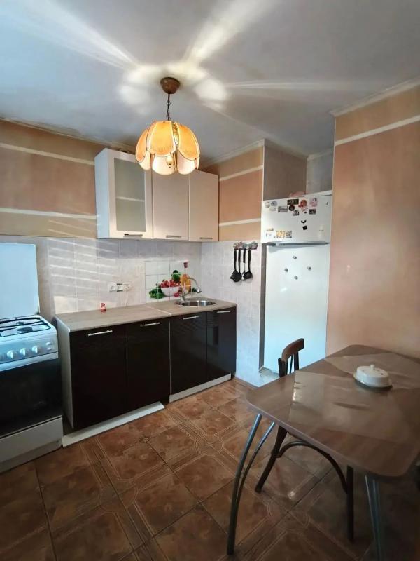 ПРОДАËТСЯ 3 - Х КОМНАТНАЯ КВАРТИРА, НА 3 - ЕМ ЭТАЖЕ, КИРПИЧНОГО ДОМА, В ЦЕНТРЕ ГОРОДА
Адрес: г. - Новотроицк