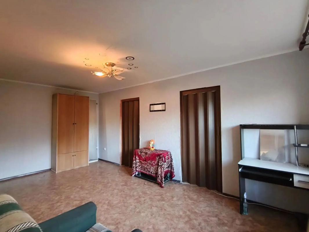 ПРОДАËТСЯ 3 - Х КОМНАТНАЯ КВАРТИРА, НА 3 - ЕМ ЭТАЖЕ, КИРПИЧНОГО ДОМА, В ЦЕНТРЕ ГОРОДА
Адрес: г. - Новотроицк