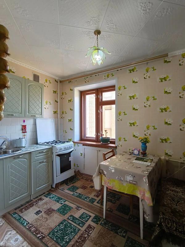 ПРОДАËТСЯ 1 - КОМНАТНАЯ КВАРТИРА НА 3 - ЕМ ЭТАЖЕ В КИРПИЧНОМ 9 - ТИ ЭТАЖНОМ ДОМЕ, В ЦЕНТРЕ УРАЛЬСКОЙ - Новотроицк