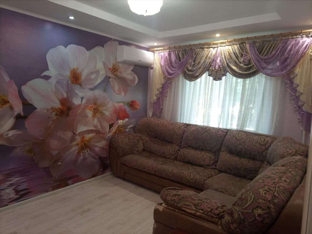 Продается  от собственника 4-х комнатная в центре города в шести этажном доме квартира в районе гимн - Новотроицк