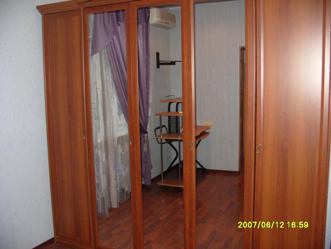 сдам на длительный  срок трехкомнатную квартиру старого  типа  с евроремонтом , с мебелью , бытовой - Новотроицк