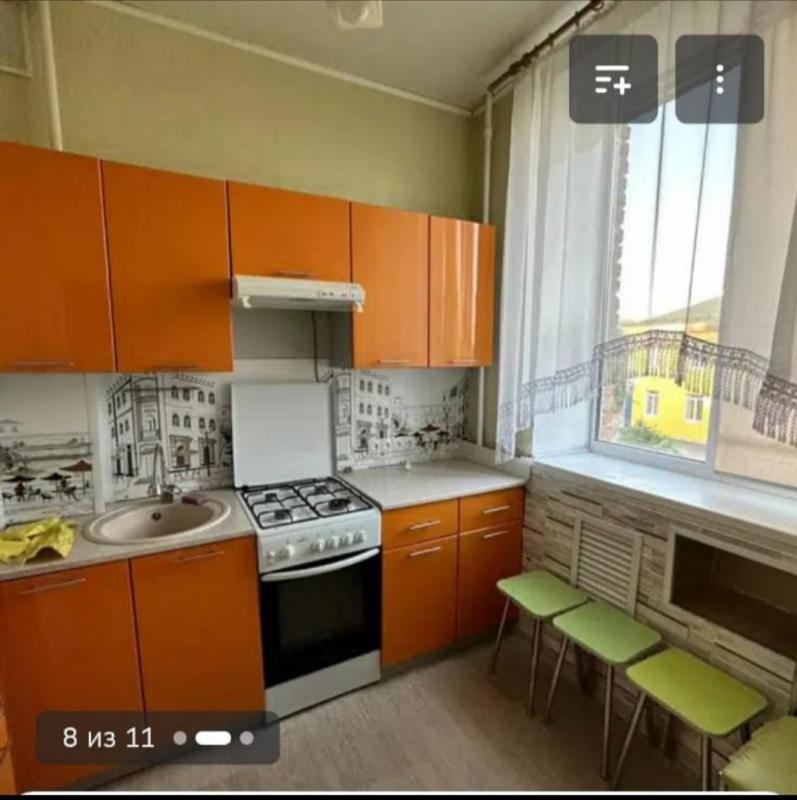 Продам чистую, тёплую, большую квартиру старого типа, которая, находится в спокойном и уютном районе - Новотроицк