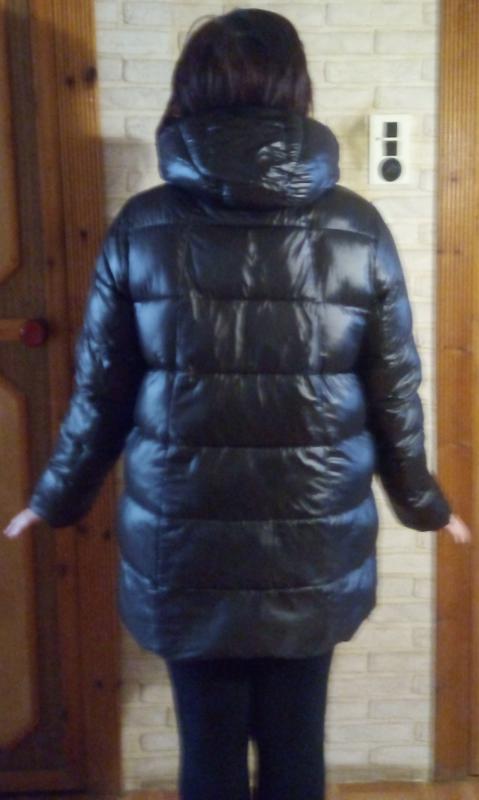 Продам женскую современную удлиненную зимнюю куртку, теплая, удобная состояние-отличное, цвет черный - Новотроицк