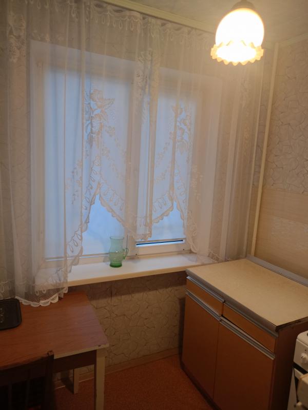 Продам квартиру, отличный район,евро балкон, в ванной кафель, чистенькая, светлая, косметический рем - Новотроицк