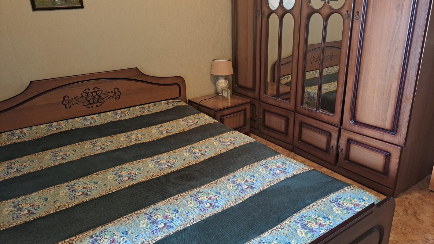 Продам спальный гарнитур ( кровать, две тумбочки, комод, зеркало, шкаф) - Новотроицк