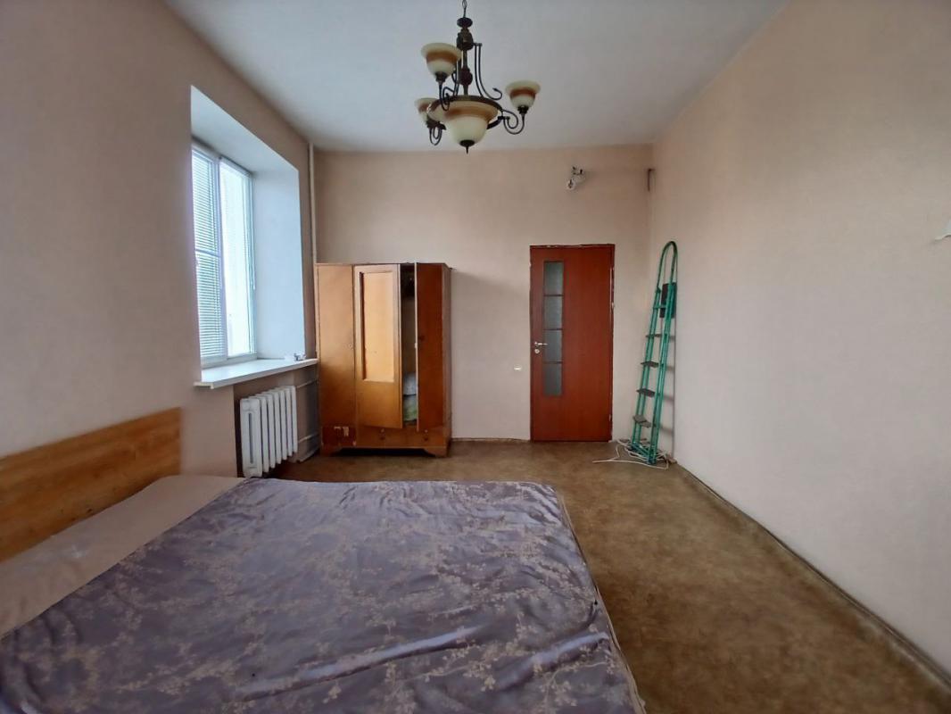 В продаже двухкомнатная квартира старого типа по адресу ул. - Новотроицк