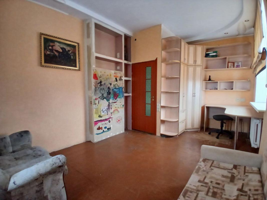 В продаже двухкомнатная квартира старого типа по адресу ул. - Новотроицк