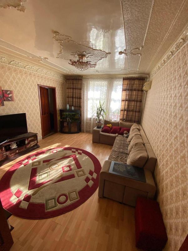 Продается большая, светлая, уютная 4-х комнатная квартира старого типа и гараж с отделкой двухкомнат - Новотроицк