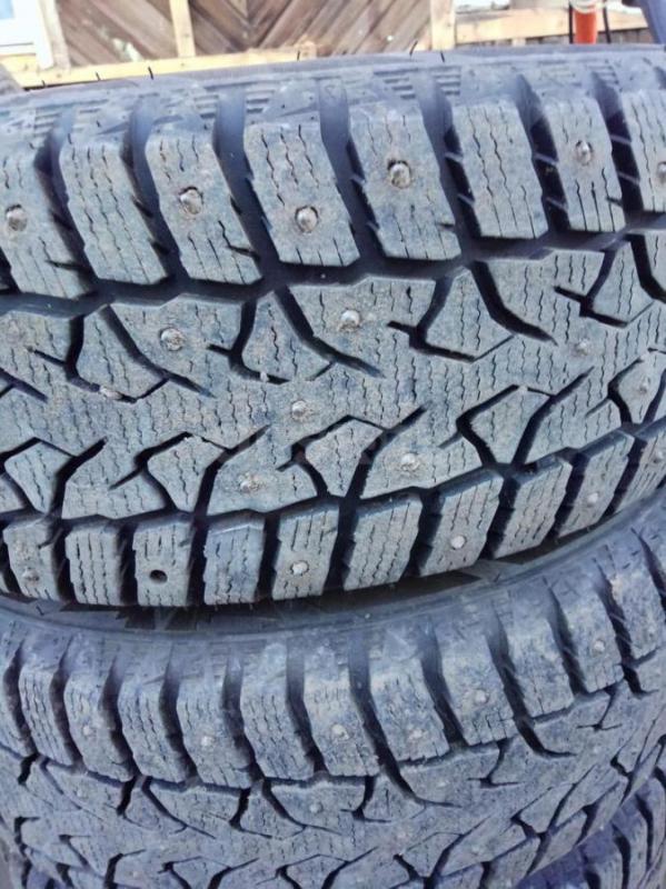 Резина шипованная 185/60 R14 на литых дисках - Орск