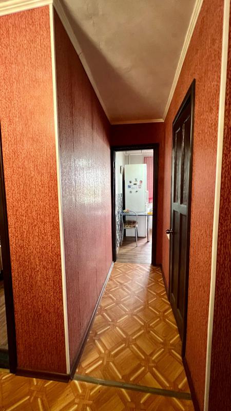 Продается квартира 3комнаты,4 этаж,косметический ремонт,балкон застеклен,счетчики на воду. - Новотроицк