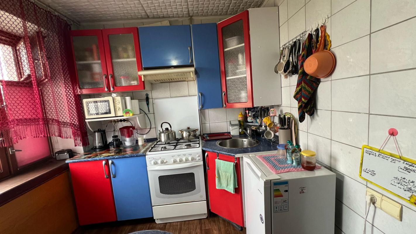Продается квартира 3комнаты,4 этаж,косметический ремонт,балкон застеклен,счетчики на воду. - Новотроицк