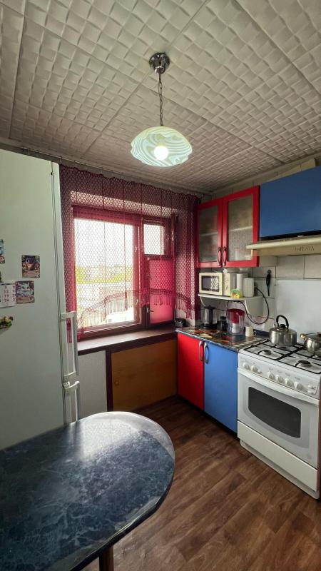 Продается квартира 3комнаты,4 этаж,косметический ремонт,балкон застеклен,счетчики на воду. - Новотроицк