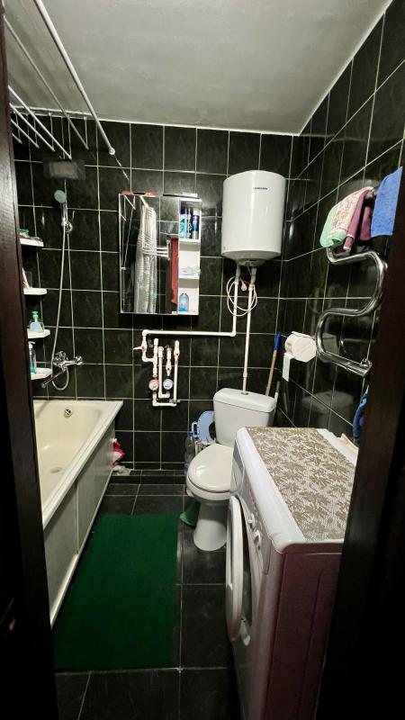 Продается квартира 3комнаты,4 этаж,косметический ремонт,балкон застеклен,счетчики на воду. - Новотроицк