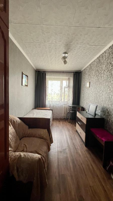Продается квартира 3комнаты,4 этаж,косметический ремонт,балкон застеклен,счетчики на воду. - Новотроицк