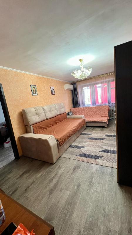 Продается квартира 3комнаты,4 этаж,косметический ремонт,балкон застеклен,счетчики на воду. - Новотроицк