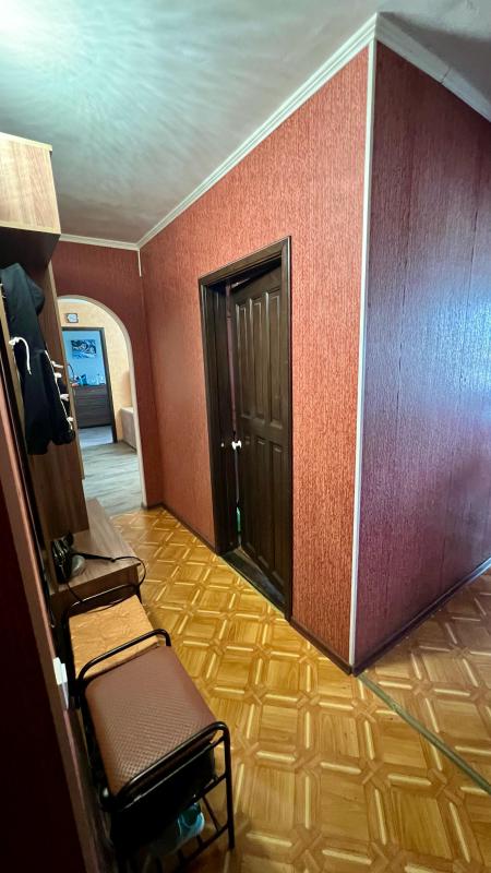 Продается квартира 3комнаты,4 этаж,косметический ремонт,балкон застеклен,счетчики на воду. - Новотроицк
