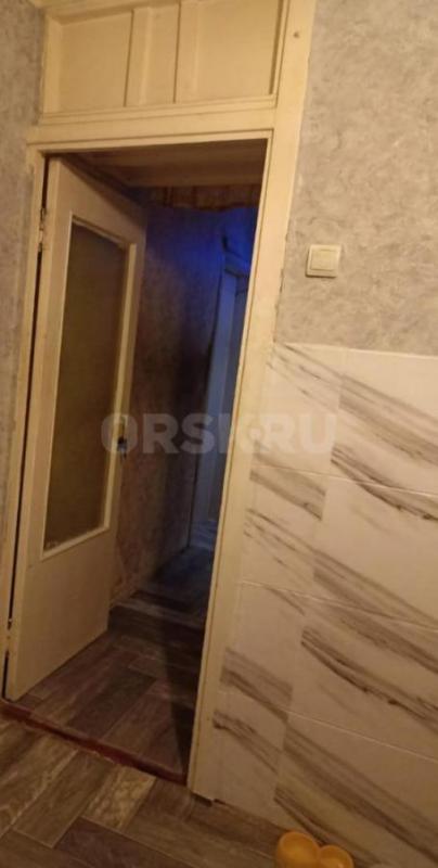 Продам однокомнатную  квартиру на шестом этаже девятиэтажного кирпичного дома в центре города, с раз - Орск