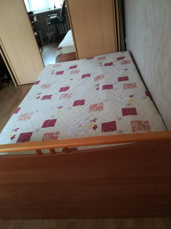 Продается мебель для детской комнаты: кровать 1,5 спальная, шкаф-купе (зеркальный), стол для школьни - Новотроицк
