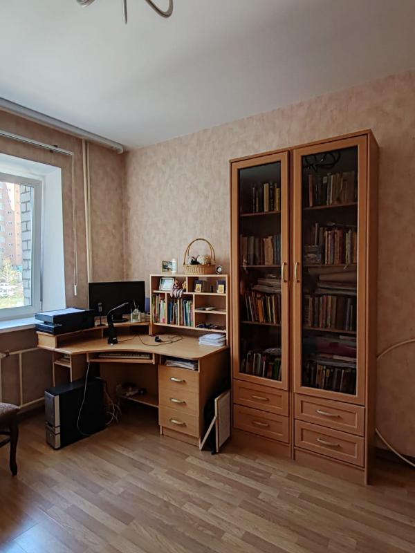 Продается мебель для детской комнаты: кровать 1,5 спальная, шкаф-купе (зеркальный), стол для школьни - Новотроицк