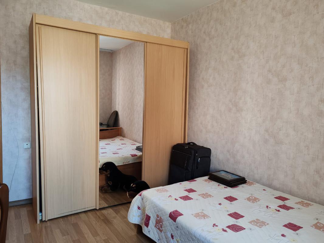 Продается мебель для детской комнаты: кровать 1,5 спальная, шкаф-купе (зеркальный), стол для школьни - Новотроицк