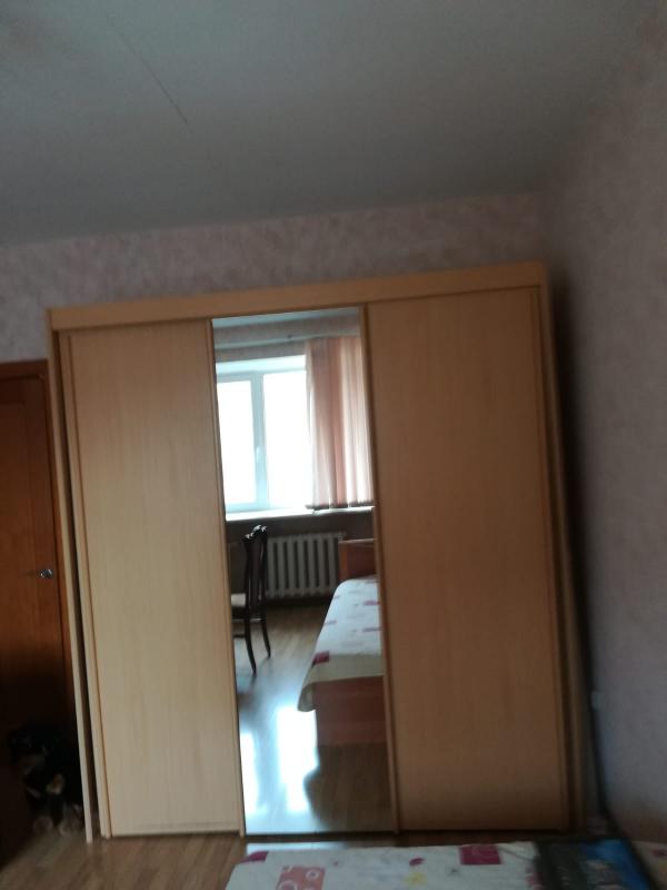 Продается мебель для детской комнаты: кровать 1,5 спальная, шкаф-купе (зеркальный), стол для школьни - Новотроицк