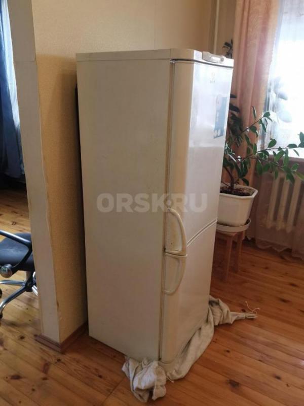 продам холодильник Индесит, не работает, на запчасти, ул. - Орск