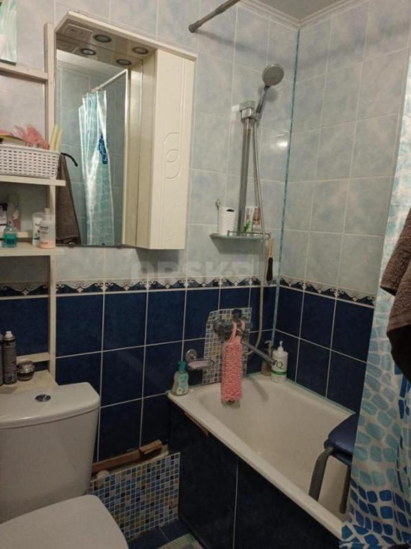 Продается очень теплая, светлая трехкомнатная квартира, площадью 56.9 кв. - Орск