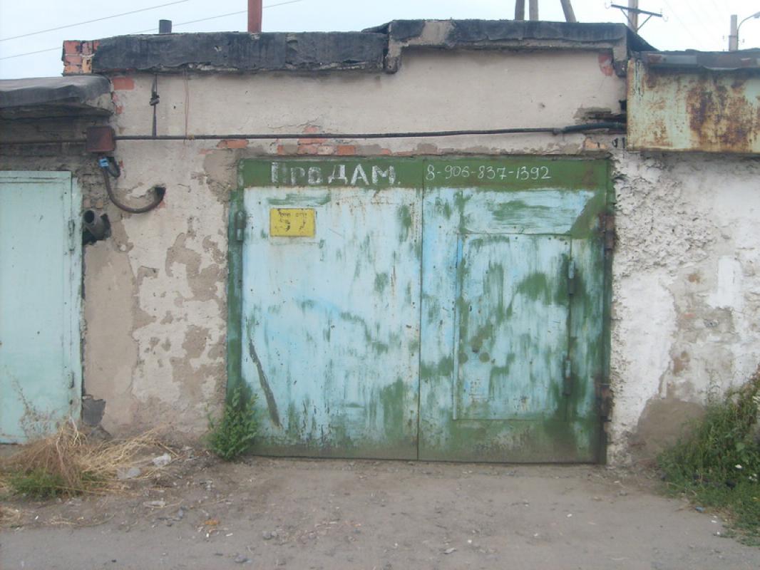 Продам гараж 3х6 м за Строительным техникумом, блок 38 гараж 57. - Не указан