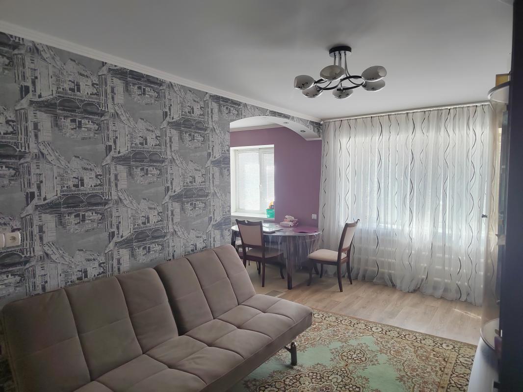 Продаётся трехкомнатная квартира,  расположена на 2 этаже пятиэтажного кирпичного дома по ул. - Новотроицк