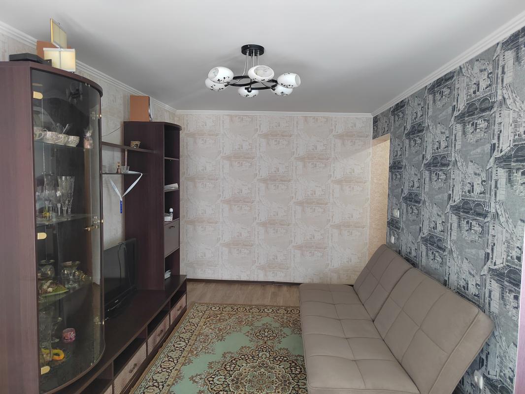 Продаётся трехкомнатная квартира,  расположена на 2 этаже пятиэтажного кирпичного дома по ул. - Новотроицк