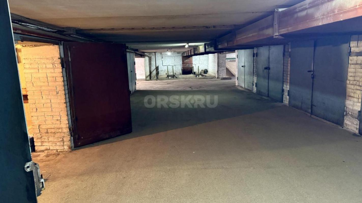 Продам гараж 6х3 м, в трехэтажном кооперативе на первом этаже, есть погреб. - Орск