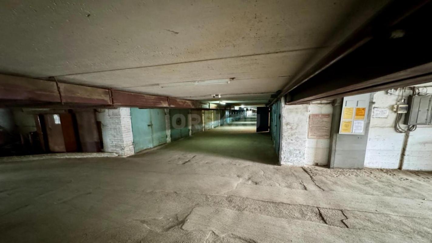 Продам гараж 6х3 м, в трехэтажном кооперативе на первом этаже, есть погреб. - Орск