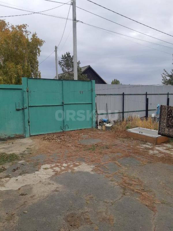 Жилой дом с земельным участком, расположенный в черте города п. - Орск