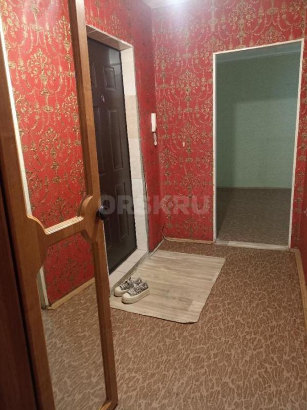 Сдам 2-комнатную квартиру на длительный срок в р-не 6 школы по адресу ул. - Орск
