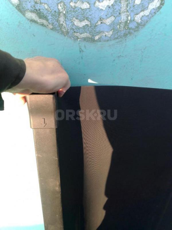 продам шторку на авто в багажное отделение. состояние отличное скручивается при нажатии на ту сторон - Орск
