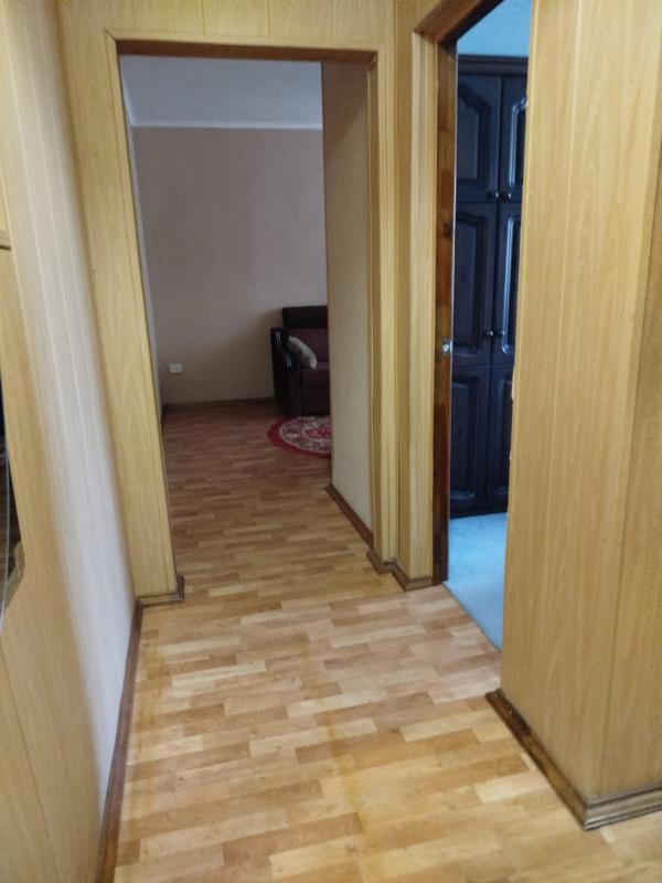 Квартира находится в центре города, рядом школа, остановки общественного транспорта, магазины, на ок - Орск