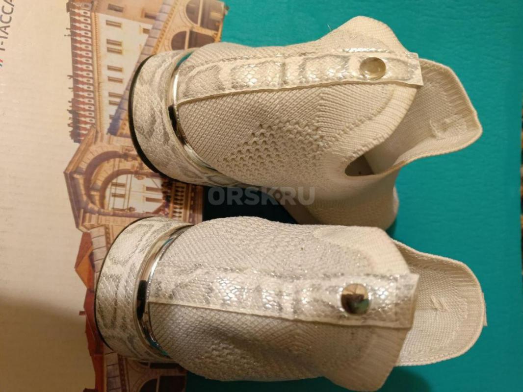 Продам мокасины белого цвета,высокие, 38 размера,новые,на высокий подьем(привезли из Германии,не под - Орск