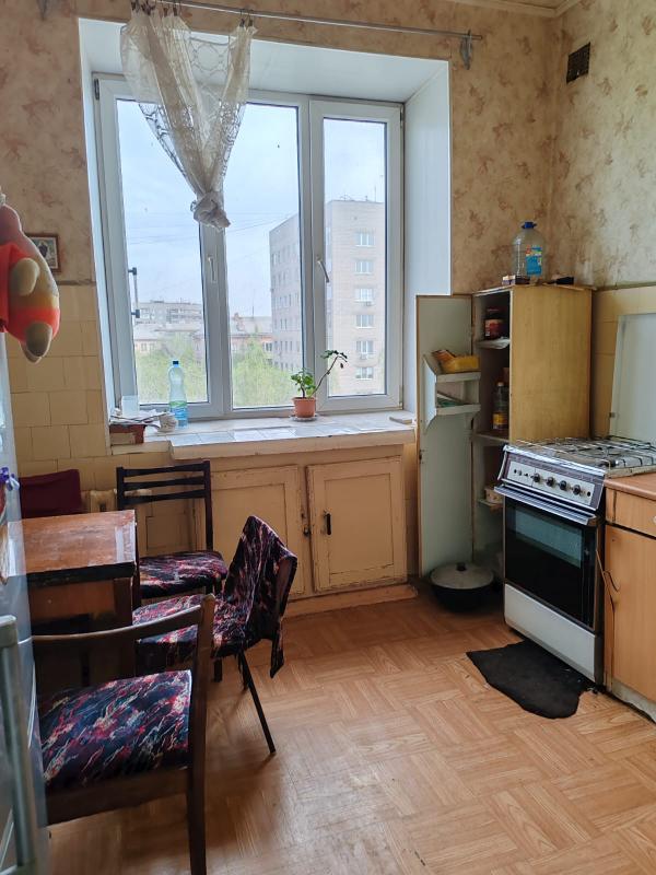 Продам 2- комнатную ( старого типа) в центре города, первая линия. - Новотроицк