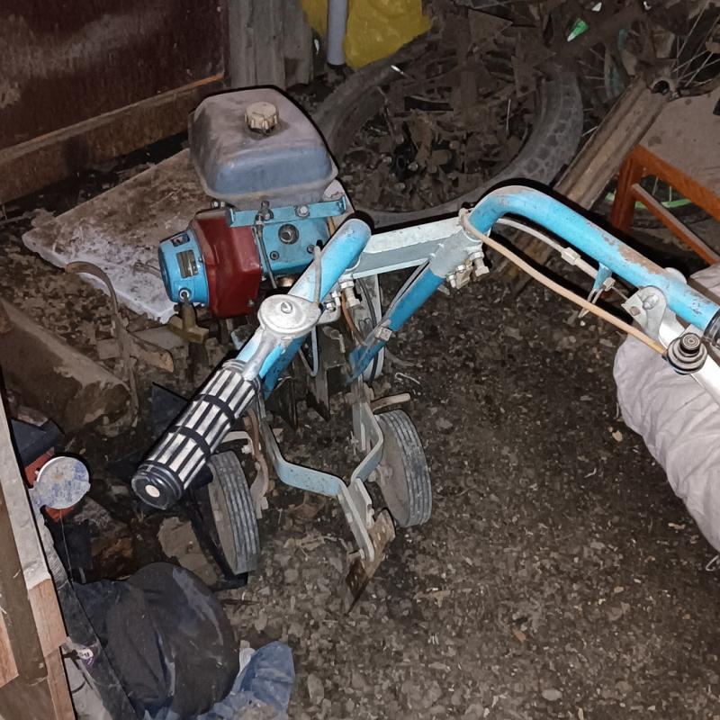 Продам 
Лот 1: 2 мотоблока Урал один целый но не заводится после зимы,второй в подарок на запчасти,ц - Новотроицк