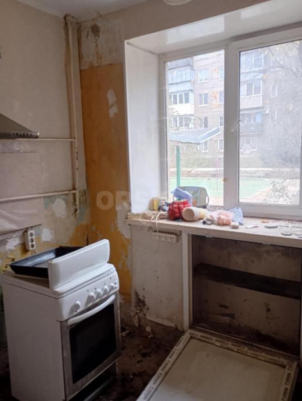 Продам 2-х комнатную квартиру в хорошем , спокойном районе города , но требуется ремонт . - Орск