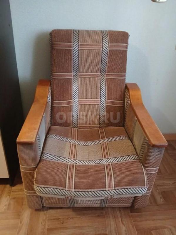 Комод ( 88 х 80 х 50 см)+ новый трельяж, в отличном состоянии + даром кресло в хорошем состоянии и к - Орск