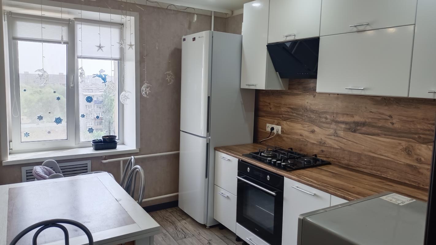 Продается 2ух-комнатная квартира улучшенной планировки, с ремонтом и балконом, расположенную по адре - Новотроицк