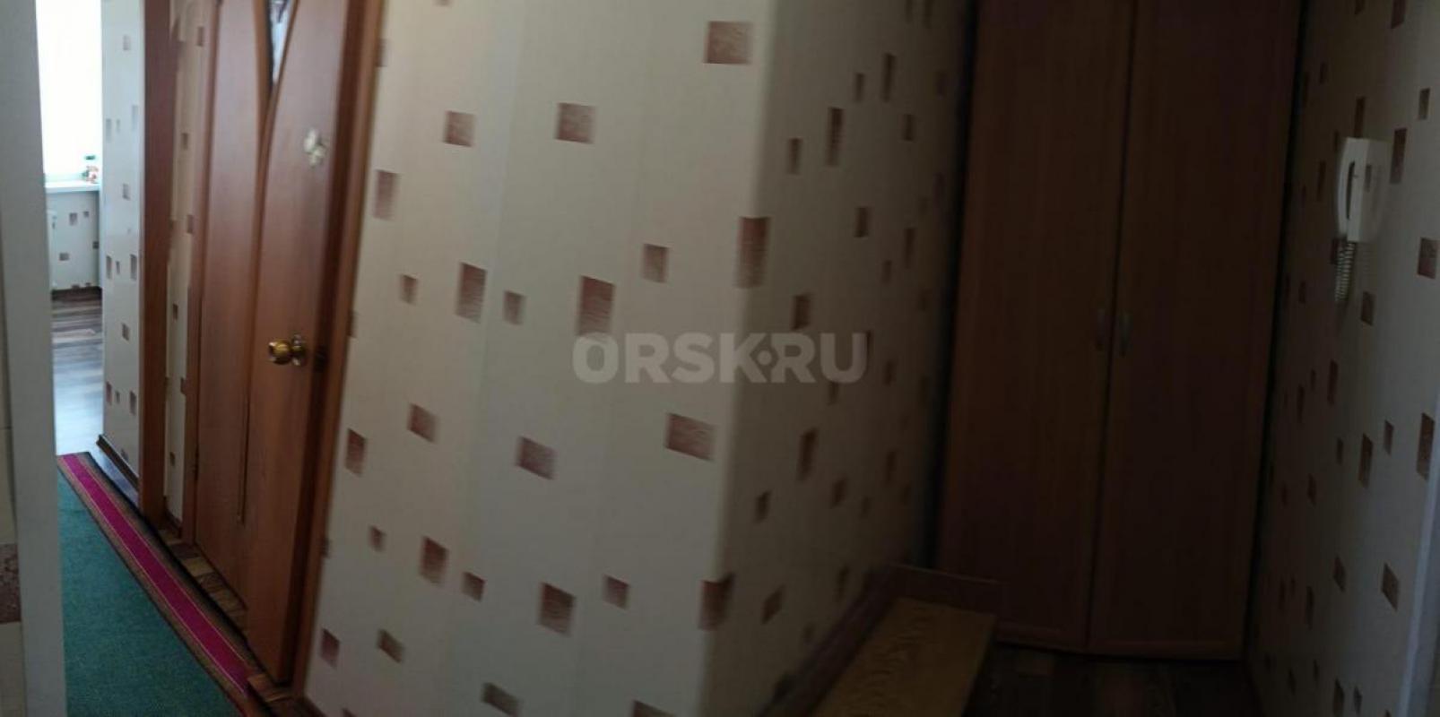 Квартира в хорошем состоянии, находится в панельном доме на 4/5. - Орск